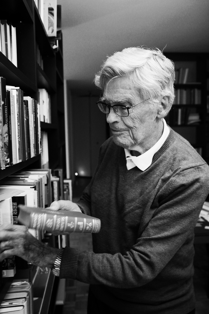 Comenta Bunge: "Una teoría filosófica puede facilitar la búsqueda de la verdad u obstruirla. Por ejemplo, el realismo es propicio a la exploración de la realidad, mientras que el construccionismo-relativismo es hostil a ella (...) el dualismo mente-materia de Descartes perjudicó a la psicología y a la psiquiatría porque alentó la especulación acéfala, pero benefició la investigación biomédica porque justificó la disección y la vivisección".