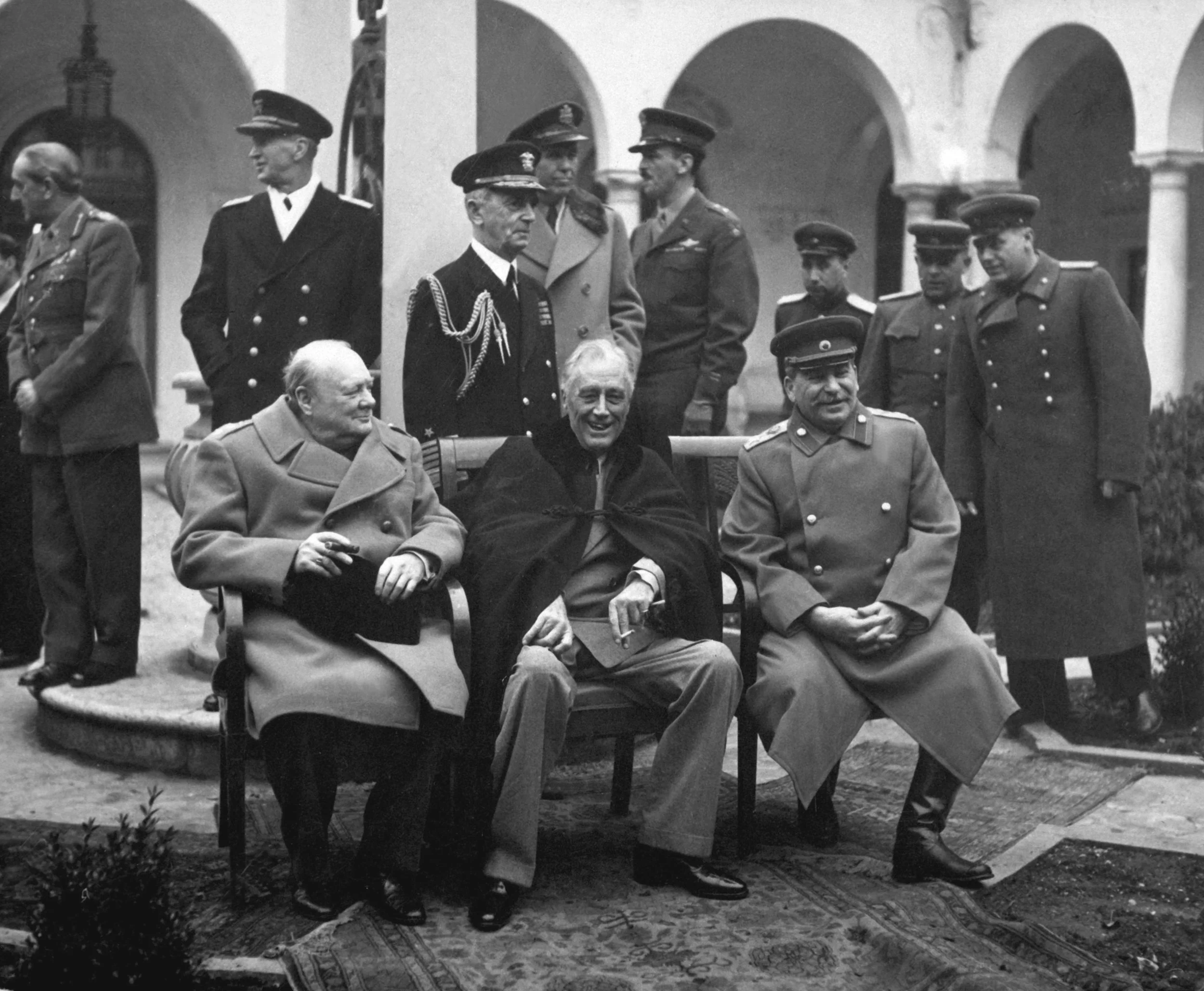 Winston Churchil (Inglaterra), F.D. Roosevelt (EEUU) y Stalin (Unión Soviética) participando en el reordenamiento de Europa tras el final de la guerra.