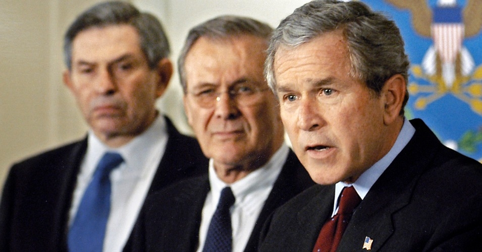 George W. Bush y dos neoconservadores influyentes: Paul Wolfowitz y Donald Rumsfeld.