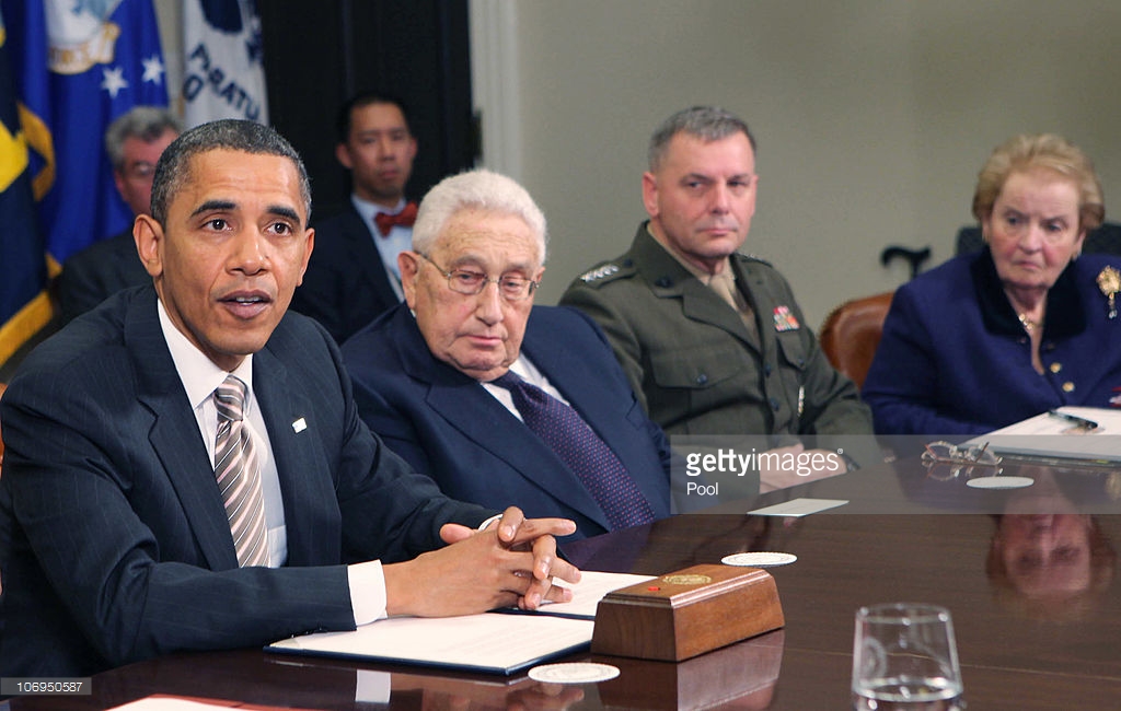 Barack Obama junto a Kissinger y la ex-Secretara de Estado (nacida en Checoslovaquia) Madeleine Albright