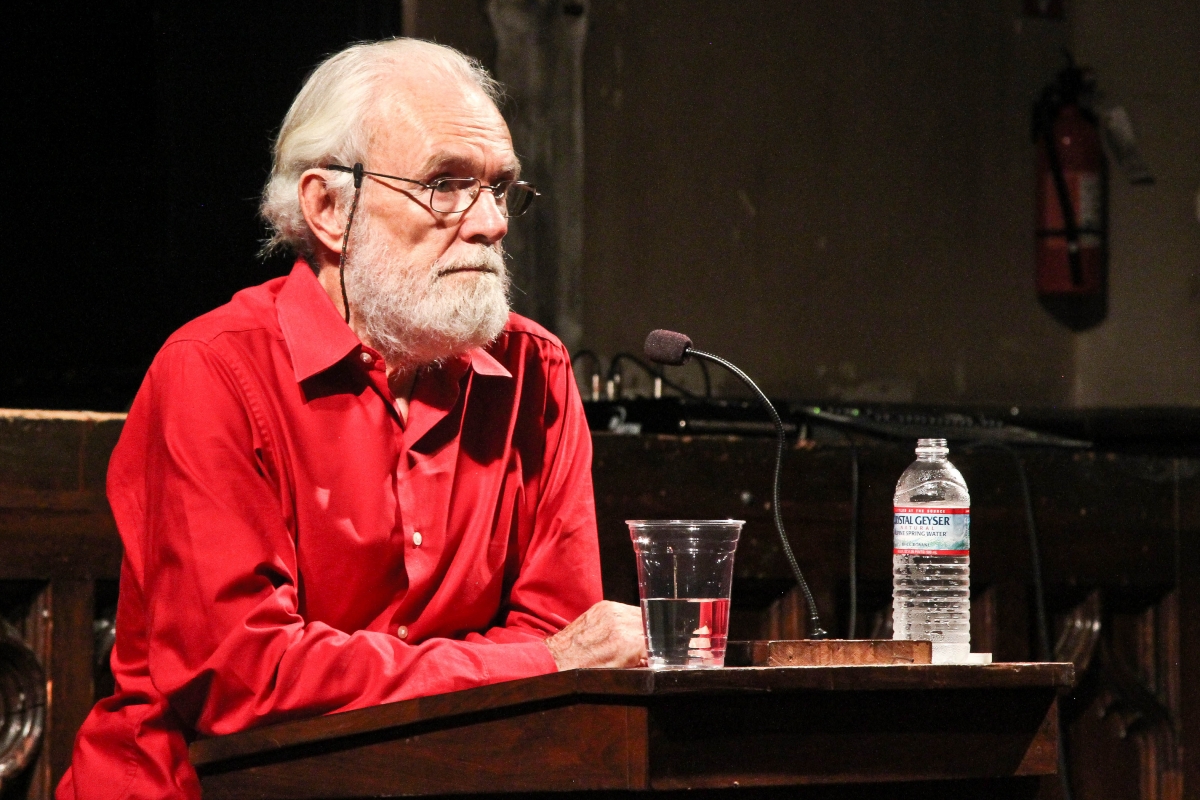 David Harvey es un geógrafo británico graduado de la Universidad de Cambridge. Harvey es uno de los principales autores marxistas, es conocido por sus clases y escritos donde realiza un interesante estudio y comentario de "El Capital" de Marx (Reading Marx's Capital). También es conocido por su libro sobre el Neoliberalismo, que ha servido de lectura para todos aquellos críticos del denominado sistema neoliberal. Otra de sus influyentes obras es sobre la condición Posmoderna. Actualmente es Distinguished Professor de Antropología y Geografía en la City University of New York. 