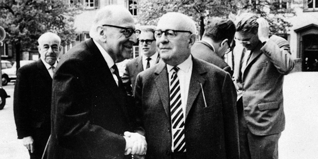 Max Horkheimer y Theodore W. Adorno, dos principales representantes de la Escuela de Frankfurt. Desarrollaron el concepto de una razón instrumental y dominadora que no se contentaba con someter a la naturaleza, sino que también al ser humano mismo. En su Excursus I de la "Dialéctica de la Ilustración" abordan el episodio en que Odiseo, ante el peligro de sucumbir al canto de las sirenas decide, no cubrirse sus oídos (como lo hicieron los demás), sino que ordenó que lo amarraran al mástil para poder así escuchar a las mortíferas pero dulce canto de las sirenas. ¿Por qué actuó así Odisea?