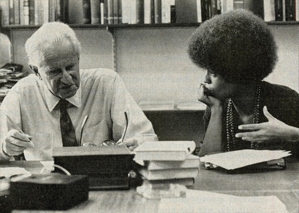 Marcuse junto a la activista política, feminista, académica e ícono de la contracultura de la época, Angela Davis