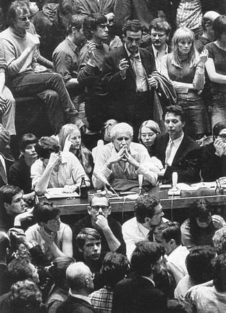 Marcuse junto a estudiantes en Berlín (1968)