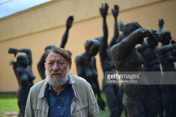 Stéphane Courtois dirigió la investigación del Libro Negro del Comunismo. Ex militante comunista-anarco-maoísta. Se desempeña como académico y Director de la investigación académica del prestigioso "Centre national de la recherche scientifique"