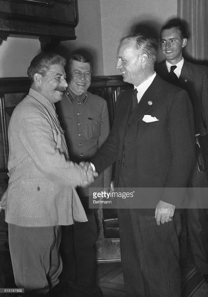 Paco Nazi-Soviétic: Stalin, dictador de la URSS estrechando la mano del Ministro de Asuntos Exteriores Nazi, Joachim von Ribbentrop (condenado a muerte en los juicios en Nuremberg)