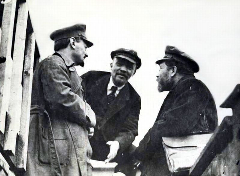 Lenin (al medios) y los dos bolcheviques Trotsky y Kamenev, ambos asesinados por Stalin.