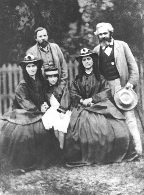 Friedrich Engels (izquierda), Karl Marx y sus tres hijas.