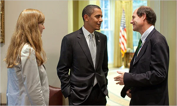 Cass Sunstein además de ser un prestigioso académico de Derecho, fue también Director de la Oficina de Información y Asuntos Regulatorios bajo la administración Obama. Su esposa, Samantha Powell (izquierda) fue embajadora de EEUU ante las Naciones Unidas (2013-2017)