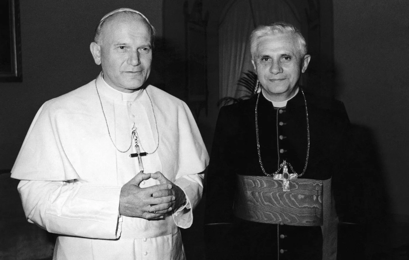 Juan Pablo II y Joseph Ratzinger quien reconvertiría en Papa en el 2005