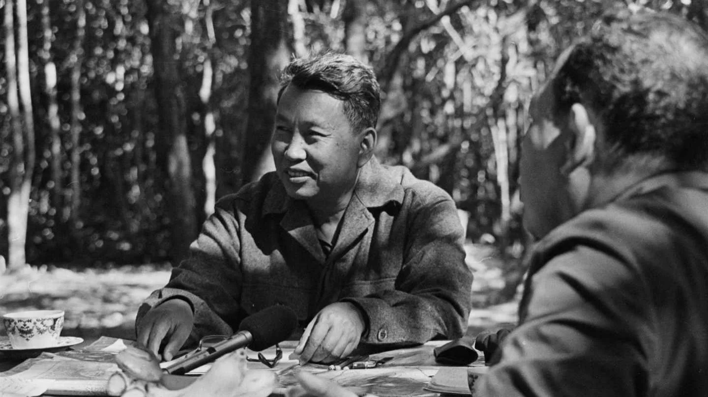Pol Pot: personaje enigmático, paranoico y violento que ejercía el poder desde el más profundo secretismo. Fue el responsable de poca más del 20% de la población de su país. Condenó a muerte a los explotadores e intelectuales. Paradójicamente el mismo Pol Pot venía de aquel mundo que condenó a muerte. 