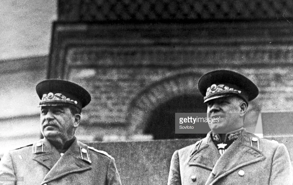  Stalin y Zhukov, Moscú (1945)