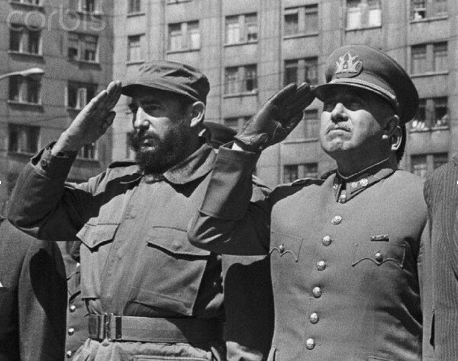 El error comienza cuando, en base a nuestros prejuicios ideológicos, dividimos las dictaduras en aquellas justificables y aquellas que no tienen ninguna justificación. En la foto se puede ver a Hitler, Lenin y Stain. Abajo una foto de 1971 con un Pinochet constitucionalista junto al dictador cubano Fidel Castro