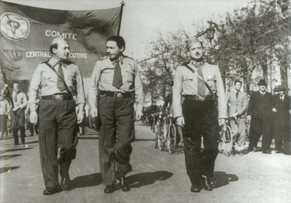 Schnake al centro y Salvador Allende a la derecha (1940)