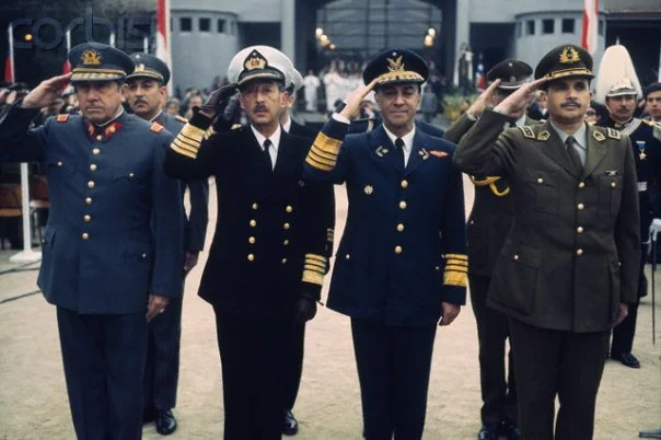 Junta Militar: Augusto Pinochet (Ejército), José Toribio Merino (Armada), Gustavo Leigh (Fuerza Aérea) y César Mendoza (carabineros). La Junta asumió los poderes Ejecutivo, Legislativo y Constituyente. Mediante el D.L Nº527 Pinochet asumió como “Jefe Supremo de la Nación”. Posteriormente mediante una modificación del Decreto, fue electo por la Junta como Presidente.