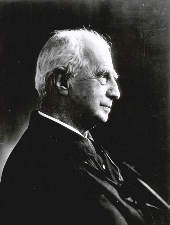 Crescente Errázuriz (1839-1931). Historiador, abogado e intelectual que fue elegido Arzobispo en 1918 por el Papa Benedicto XV. se desempeño también como profesor de Derecho Canónico en la Universidad de Chile