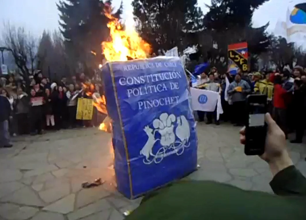 Quema_Constitucion_agosto_2011_C.jpg