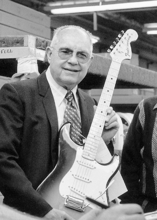 Leo Fender con una Stratocaster