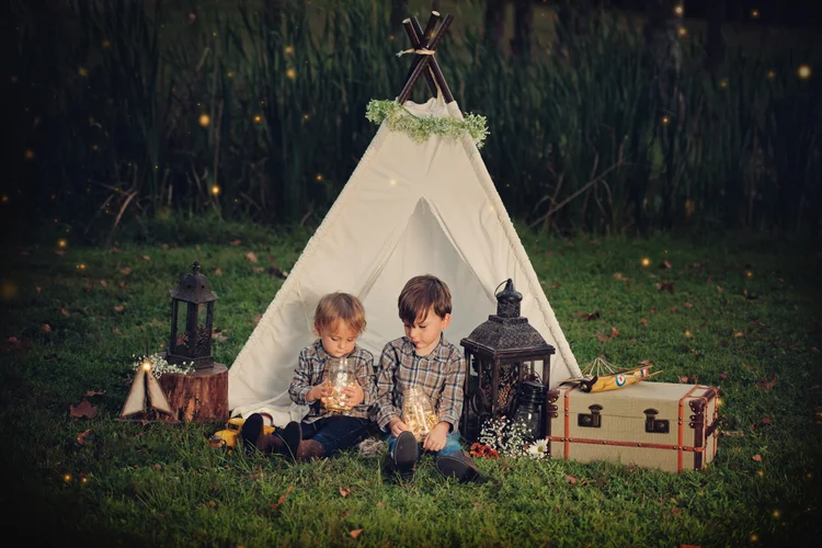 Two children sharing a Twilight portrait