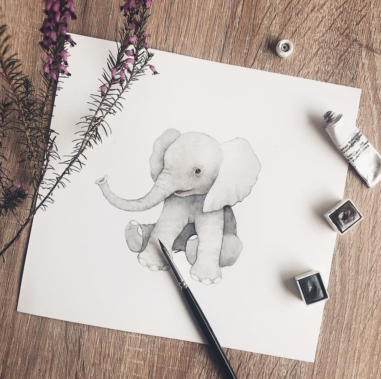 Happy weekend friends🐘🤍! I have managed to get through 2 weeks of self isolation and have managed to keep myself sane somehow, I think. 🤭 I try to work pretty much normally, I am working on my ABC animal poster and some other lovely things. I do y