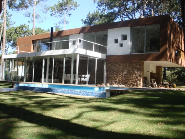  2006 La barra  Casa de veraneo ubicada en el distrito de Maldonado, Uruguay.&nbsp;  Emplazada en el corazón de los bosques de pinares esta casa busca explotar las visuales de los ambientes al máximo manteniendo la armonía con el entorno y haciendo u