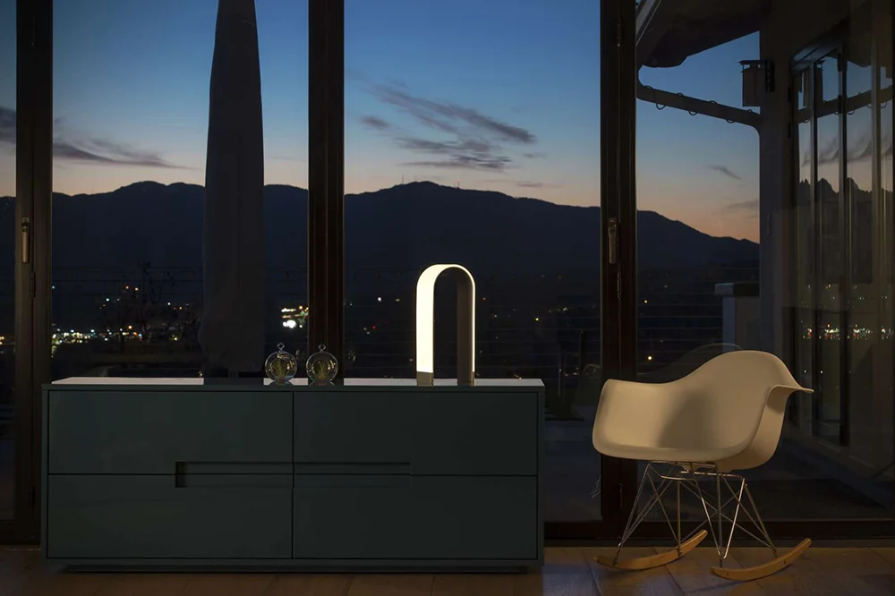 EWFmodern_TableLamp_685_WEB_02.jpg