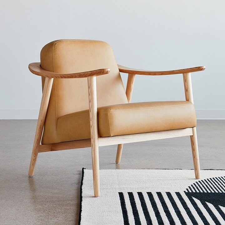 Is anyone else obsessed with this GUS accent chair? Is anyone more obsessed that it's 20% off? ⁣
#portlandoregon #EWFModern #portlandfurniture #interiordesign #portlanddesigner #furniturestore #modernorganic #pearldistrict #oregon #sustainable #inter