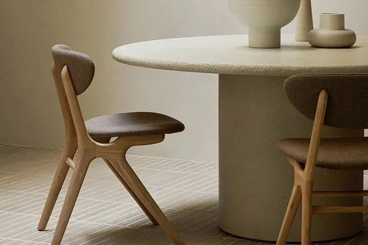 Beauty is in the eye of the beholder. With sleek, angular front legs and flowing, smooth connections, the Eye dining chair is a hallmark of solid wooden seating design. The curved backrest, reminiscent of a winked eye, inspired the name of the chair.