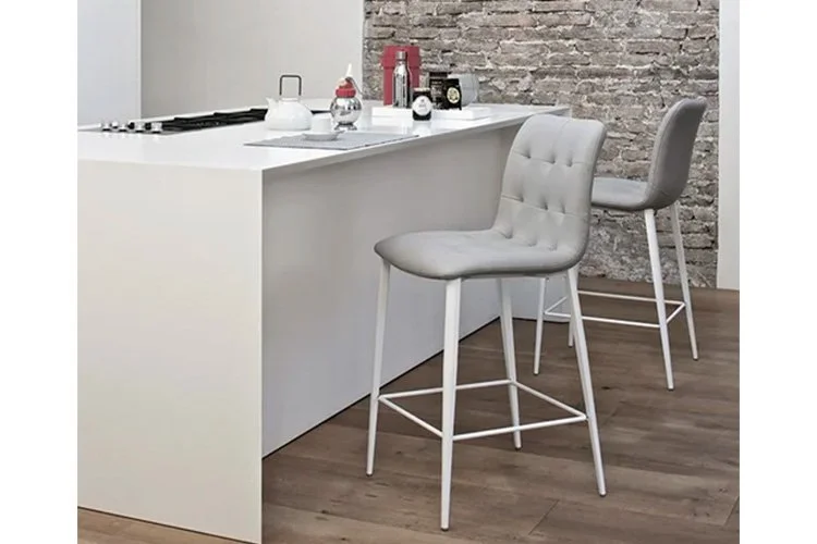kuga_stool.jpg