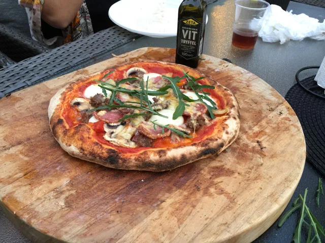 Pizza från vedeldad pizzaugn