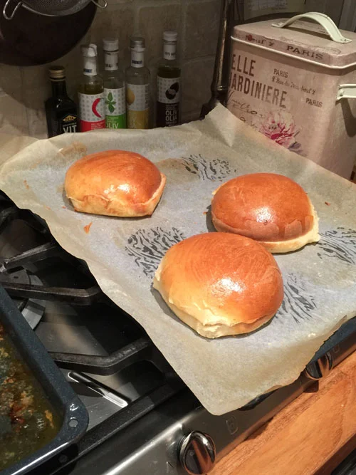 Stenugnsbakat hamburgerbröd