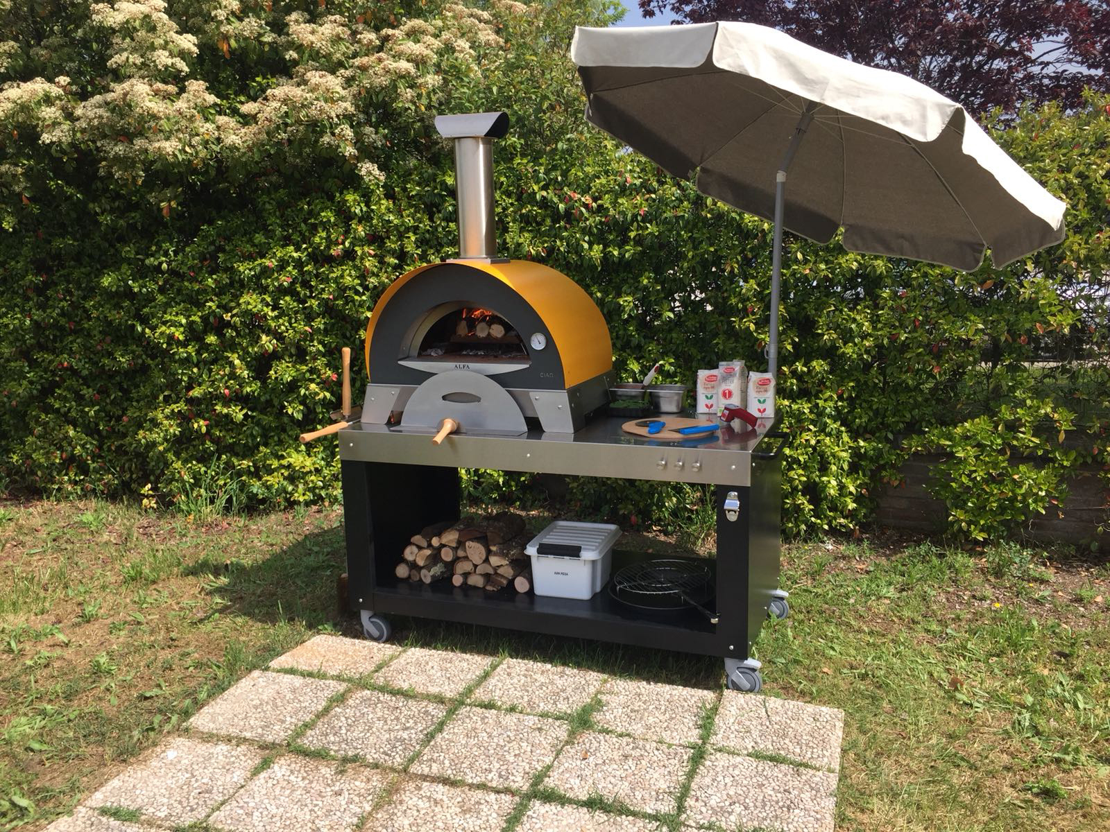 Rostfritt arbetsbord som du kan komplettera med en Ciao top vedugn.