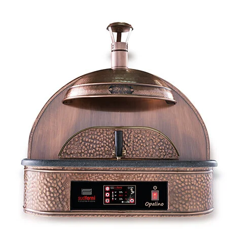 Opalino Electric Opalino skapades för att tillfredsställa en allt mer växande marknad för Napolitansk pizza. Ugnen för dig som har matlagning, som ett stort intresse och älskar smaken av en perfekt traditionell napolitansk pizza. Med den här ugnen har du möjlighet att tillaga en pizza på 90 sekunder, tack vare den maximala temperaturen på 450 ° C. I ugnen har det använts de bästa materialen så som en tjock keramisk isolering, stenklädd insida att tillaga på inne i ugnen, digital styrning av över och undervärme samt timer, ugnslampa för att lätt kunna övervaka maten. Opalino har en karaktär i sin design av en gammal Napolitansk pizzaugn men ändå i en modern tappning. Bredd 65 Djup 70 Höjd 50 cm Innermått 40x40 cm 230 V 2700 W Vikt 80 kg. Pris 32800 kr.
