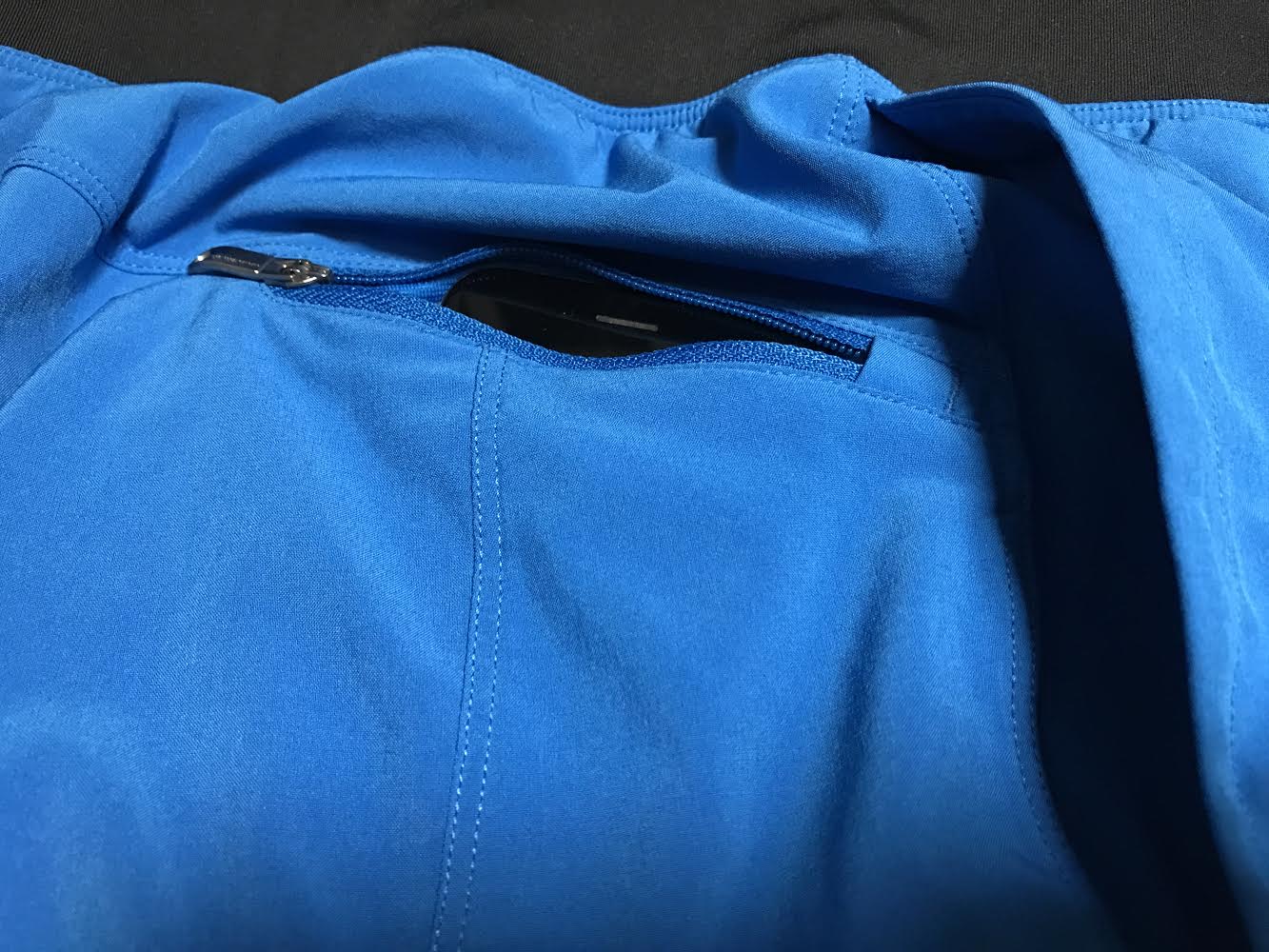 Look how an iPhone 6 fits perfectly in that zipper pocket. Oh and that other pocket right next door? Just hanging out like little pocket neighbors. I'm glad the zipper pocket won't get lonely