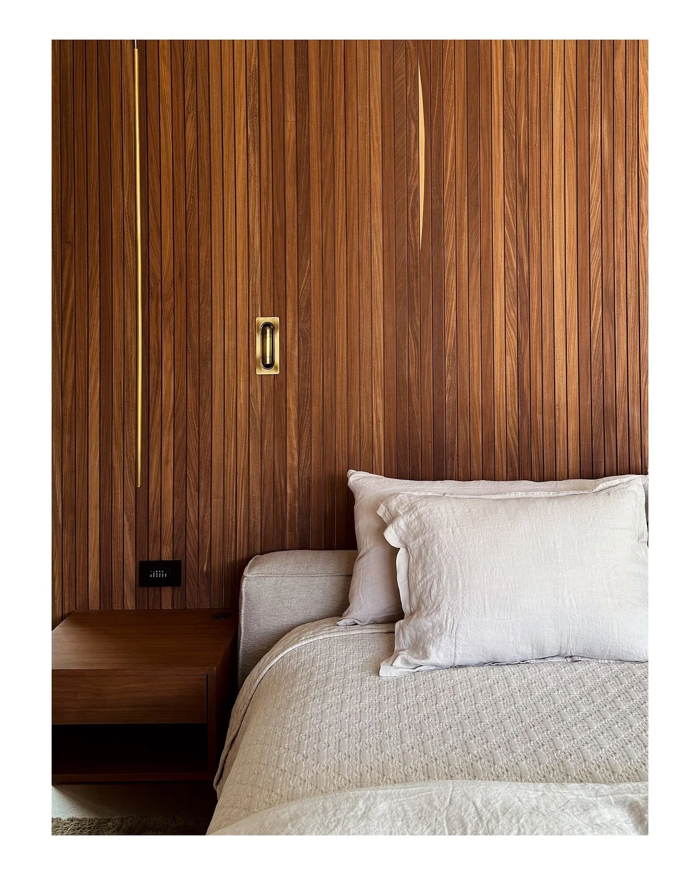 A relaxing detail from our latest project. More to come!

Interior architecture @sophiegoineaudesign 
Photography @saradt 

Neowall bed @graye_la @pierolissoni 
Pendant @juniperdesigngroup 
Linens @parachutehome 

.
.
.
.

#atherton #siliconvalleyhom