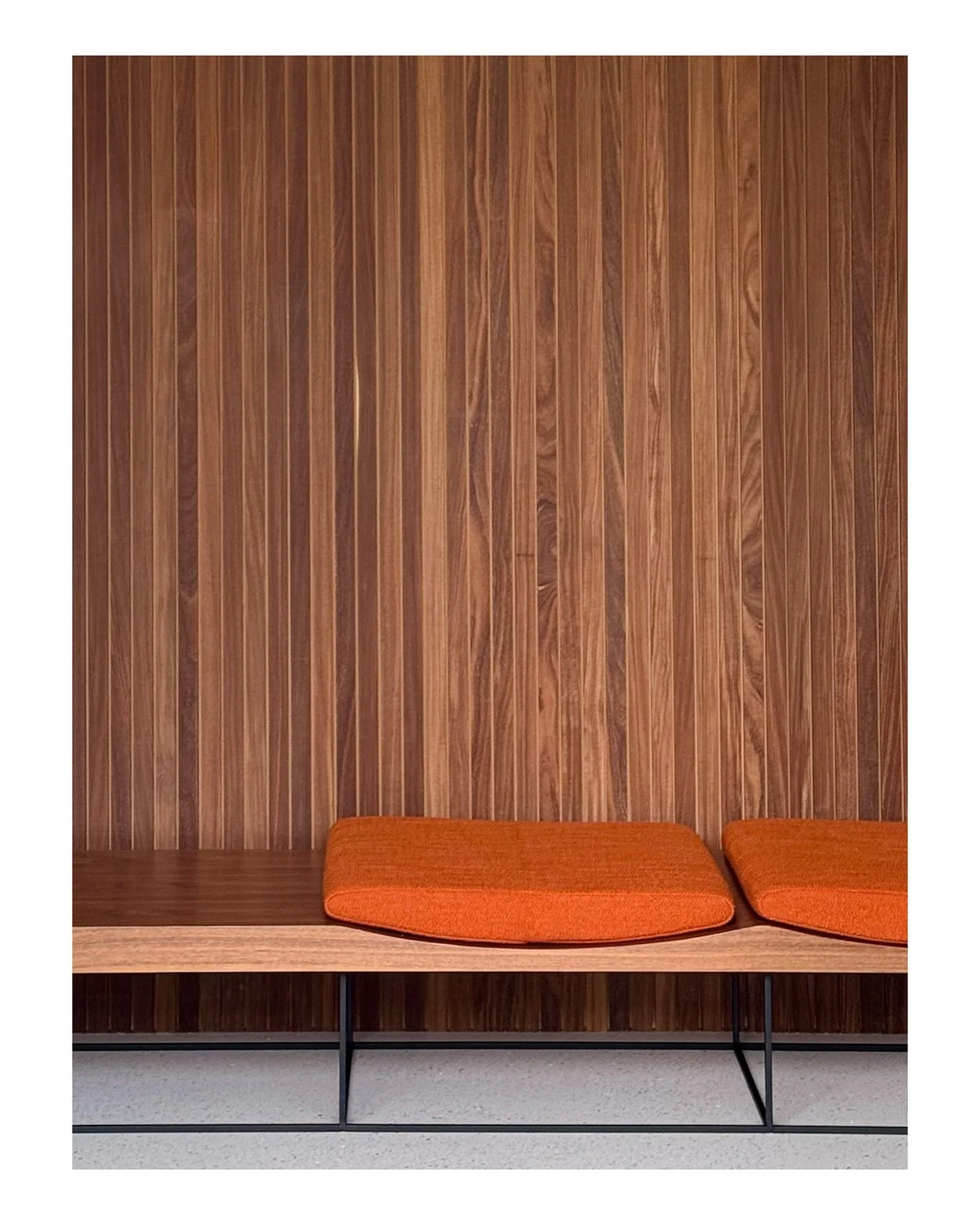 At the entrance, a Jorge Zalszupin bench establishes the rhythm of the interior.

Interior architecture @sophiegoineaudesign 
Photography @saradt 
Jorge Zalszupin bench @espasso 

.
.
.
.

#interiorarchitecture #atherton #siliconvalley #modernhomes #