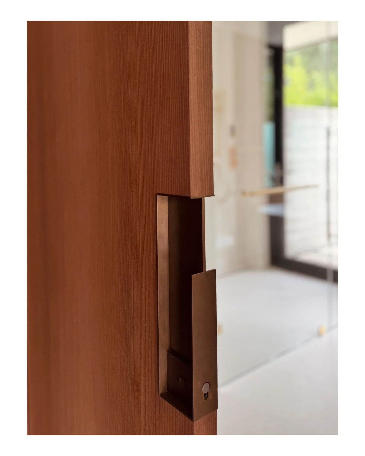 Another glimpse into a project soon to be revealed.

Interior architecture @sophiegoineaudesign 
Photography @saradt 
Door ware @designerdoorware 

.
.
.
.
#interiorarchitect #siliconvalleyhomes #modernhomes #atherton #bathroomdesign #quietluxury #lu