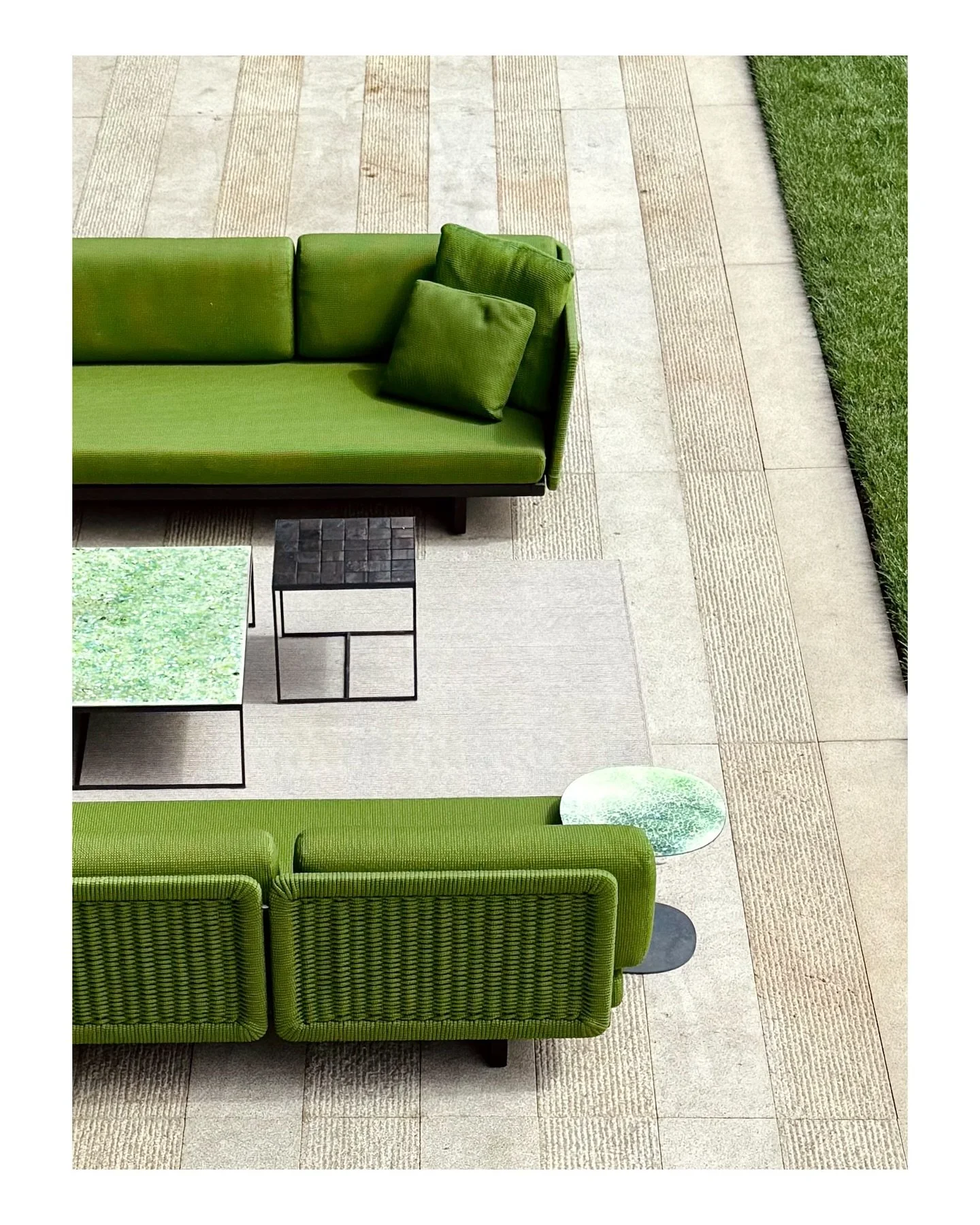 Ton sur ton chic. 

Interior architecture @sophiegoineaudesign 
Photography @saradt 
Outdoor set @paola_lenti_la 

#atherton #siliconvalleyliving #luxuryhomes #modernhomes #toneontone #greenfurniture #paolalenti #italiandesign
