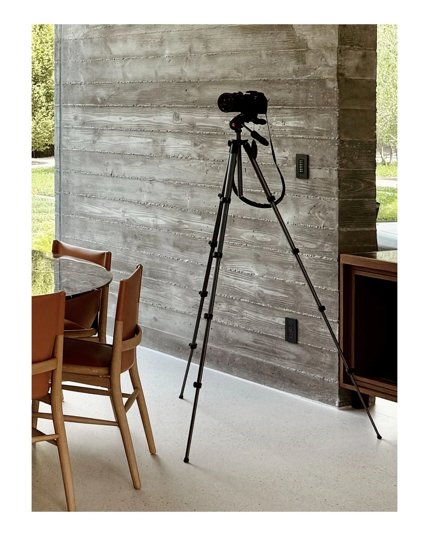 Documenting three years of concepts, collaboration and craft.

Interior architecture @sophiegoineaudesign 
Backstage photography @saradt 
Chairs @bebitalia 
Table @porroofficial 

.
.
.
.
#siliconvalleyhomes #modernhome #concretewall #atherton #quiet