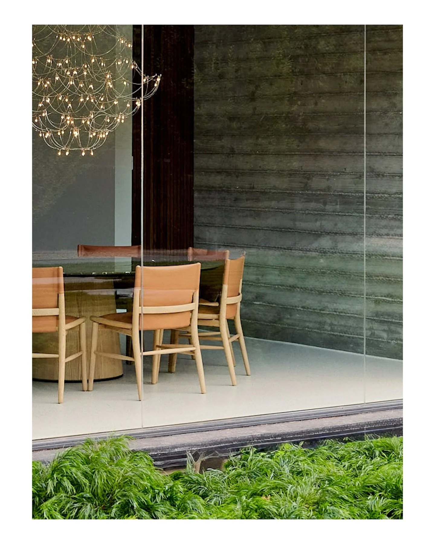 Ready for the holiday gatherings.

Interior Architecture @sophiegoineaudesign
Dining table @pierolissoni x @porroofficial 
Chairs @antonio_citterio_arch x @bebitalia 
Chandelier @baxtermadeinitaly 

.
.
.
.

#siliconvalleymodern #modernhomes #atherto