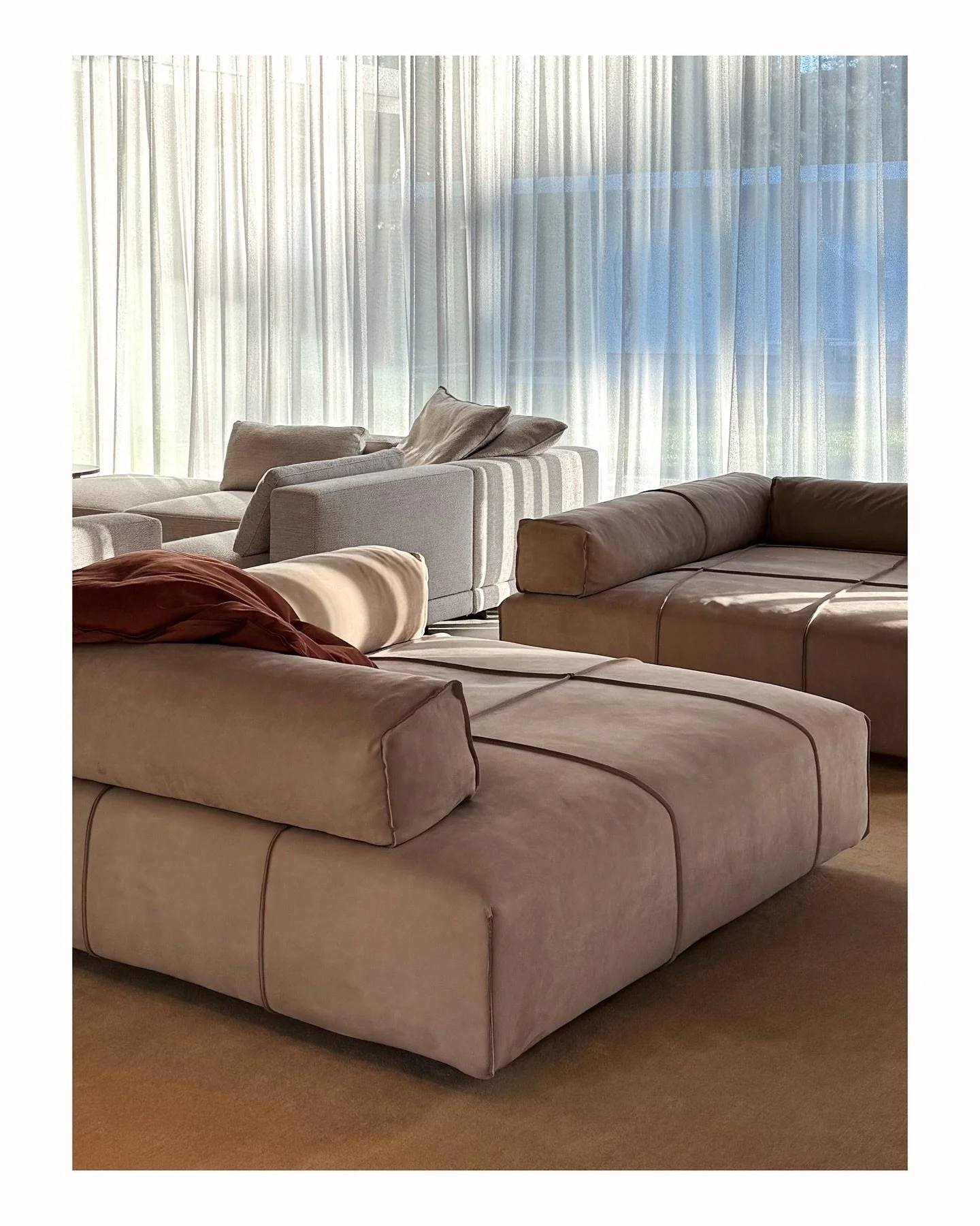 Shadow play at our Silicon Valley residential project.

Interior architecture @sophiegoineaudesign 
Photography @saradt 

#atherton #siliconvalley #modernhomes #softminimalism #madeinitaly #italiandesign #luxuryhomes