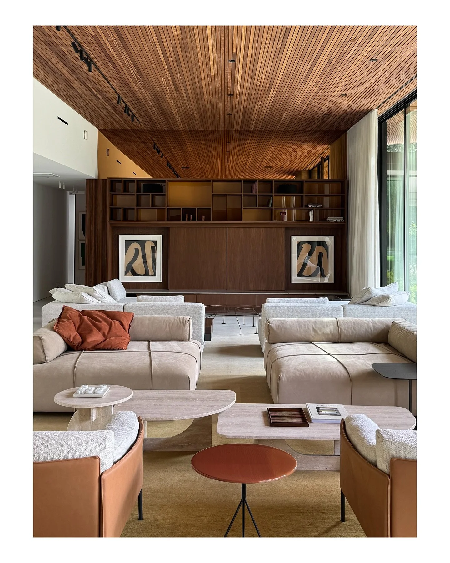 Custom wall unit with tinted mirror. 

Interior architecture @sophiegoineaudesign 
Photography @saradt 

.
.
.
.

#customfurniture #customdesıgn #madetomeasure #furnituredesign #siliconvalley #modernhome #luxuryhomes