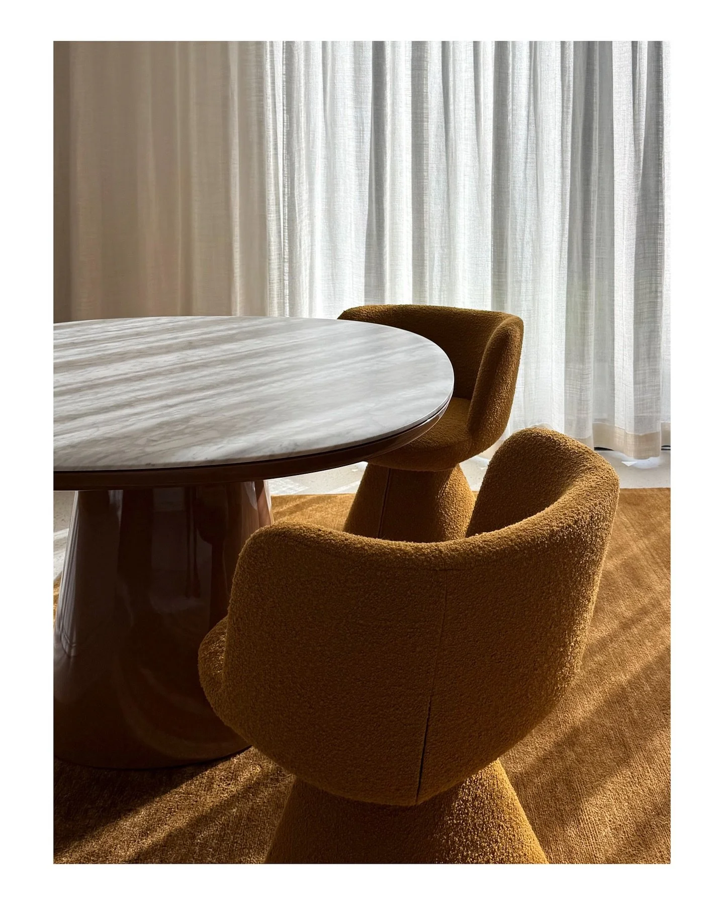 Meeting is adjourned. 

Interior architecture @sophiegoineaudesign 
Photography @saradt 

.
.
.
.

#interiorarchitect #interiordesigner #homeoffice #atherton #siliconvalley #modernhouses #madeinitaly #custommillwork