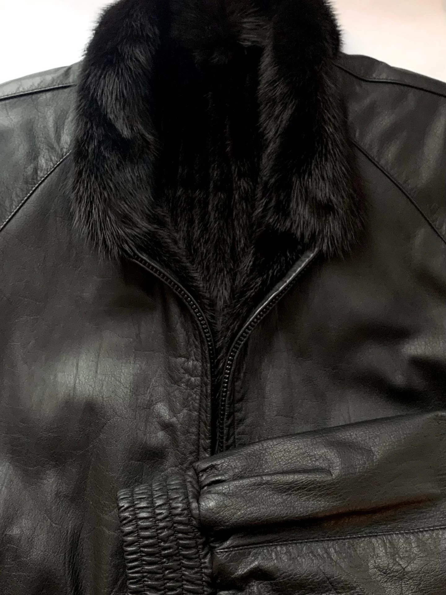 Yudofsky&rsquo;s vintage reversible mink &amp; leather bomber style jacket, fits like a 42-44.
@yudofskyfur