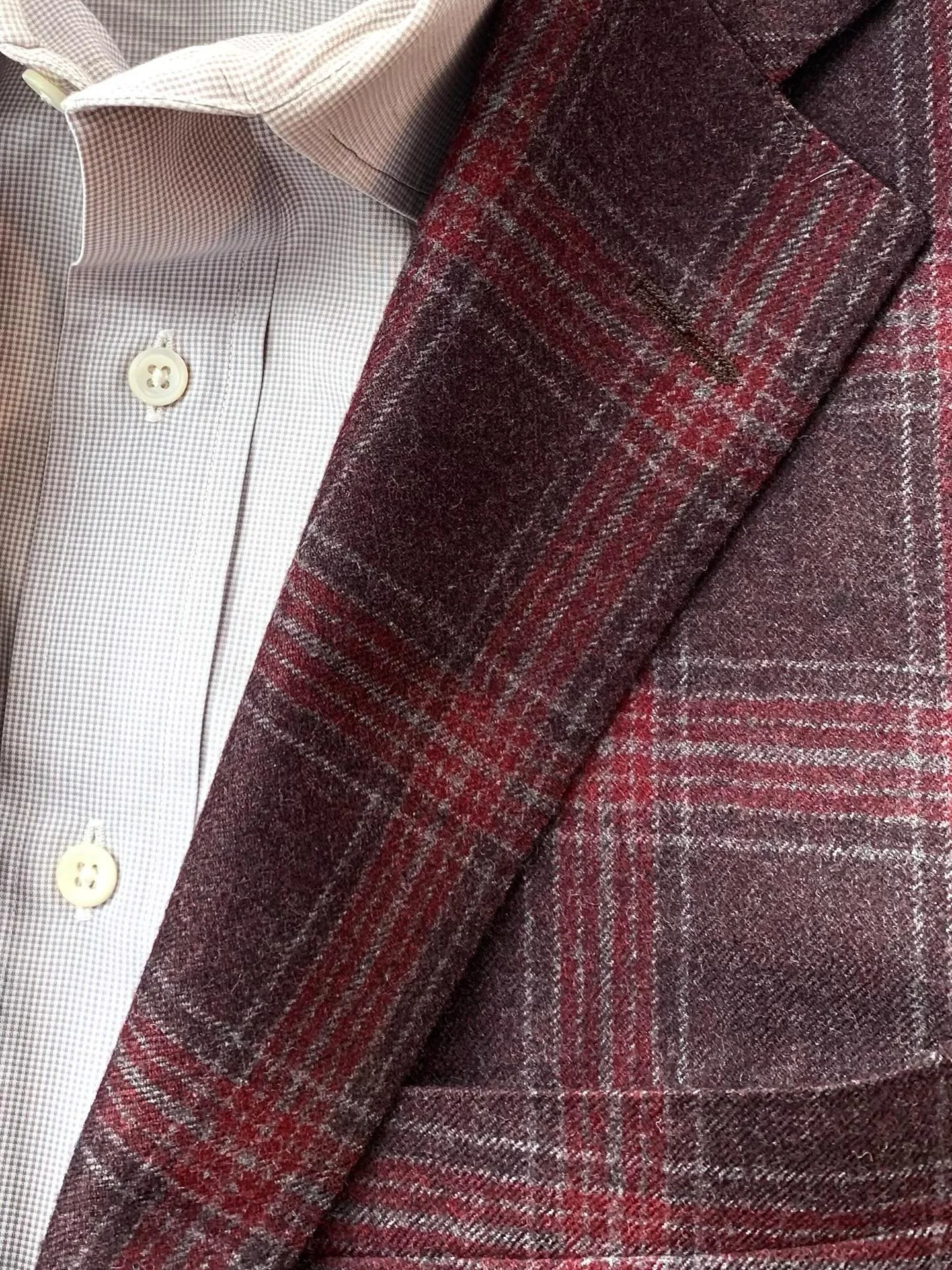 Samuelsohn plaid sport coat, size 40R; gray dress shirt from Ralph Lauren, size 16.5.
@samuelsohn, @ralphlauren