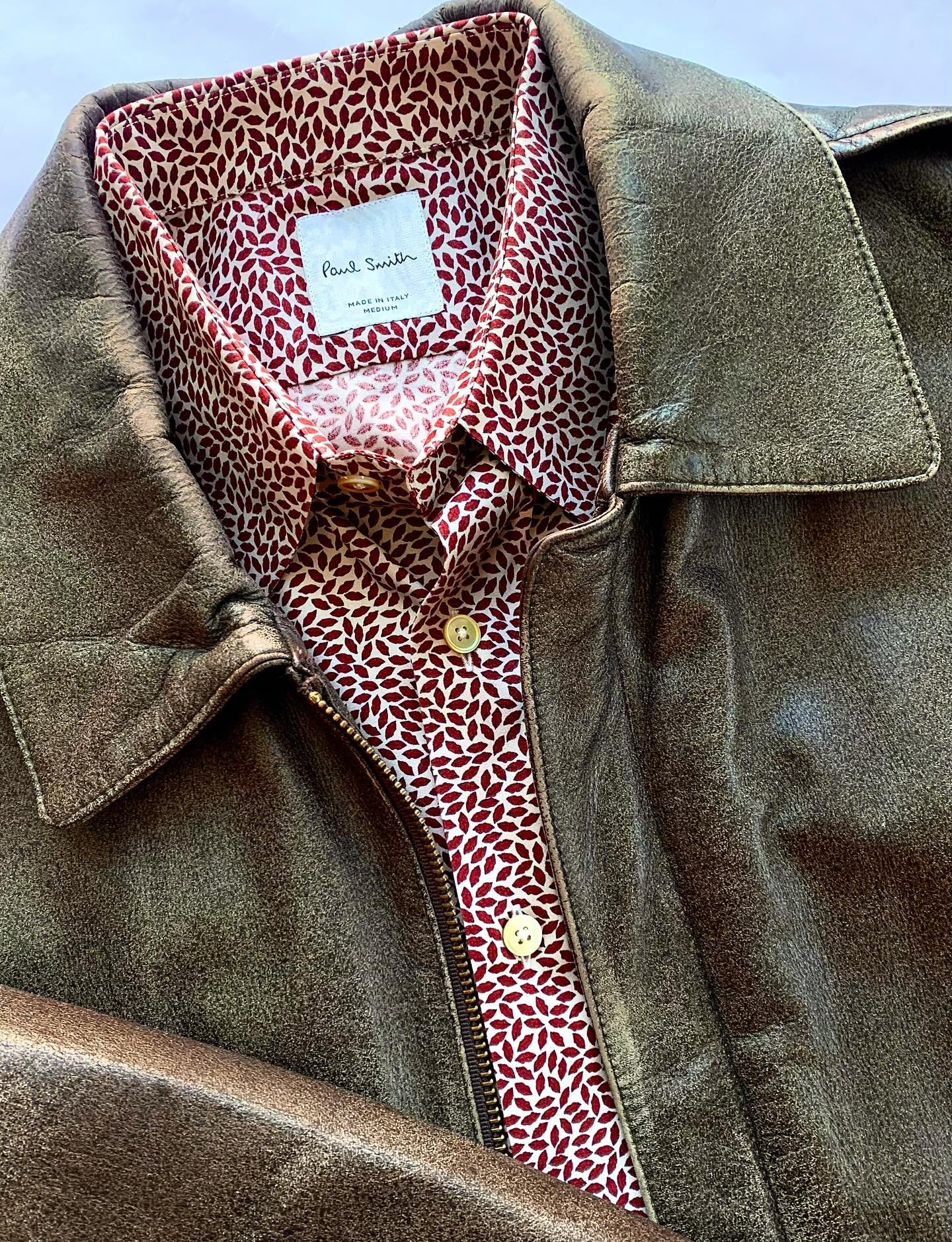 Paul Smith patterned shirt, size M; Vintage brown leather bomber jacket, size M.
@paulsmithdesign