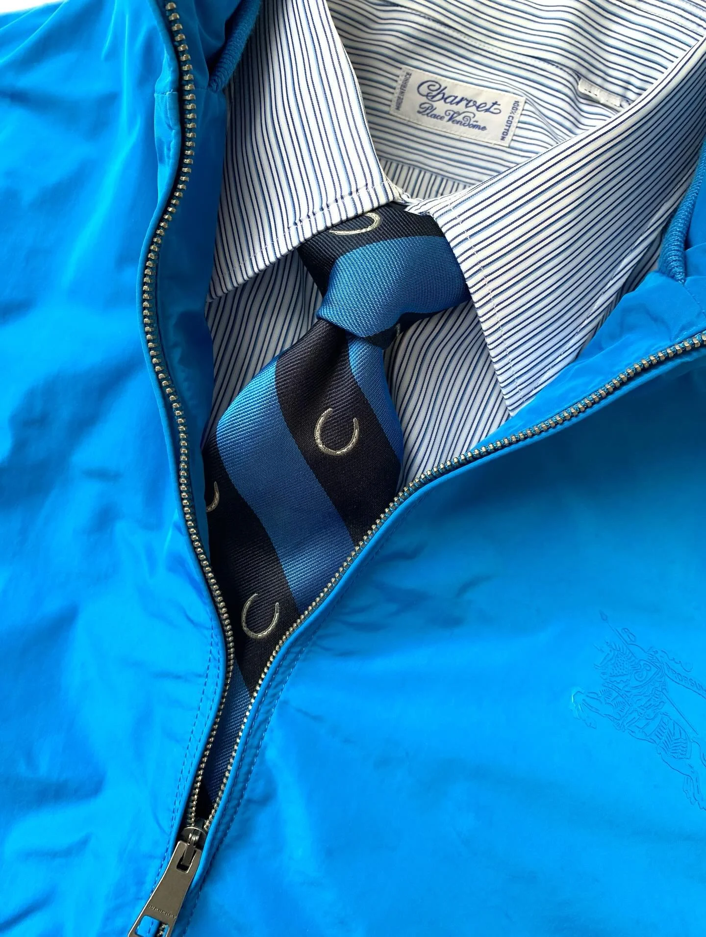 Burberry Brit blue jacket, size M: Charvet striped dress shirt, size 17: Vineyard Vines horse shoe necktie.
@burberry, @charvet_official, @vineyardvines