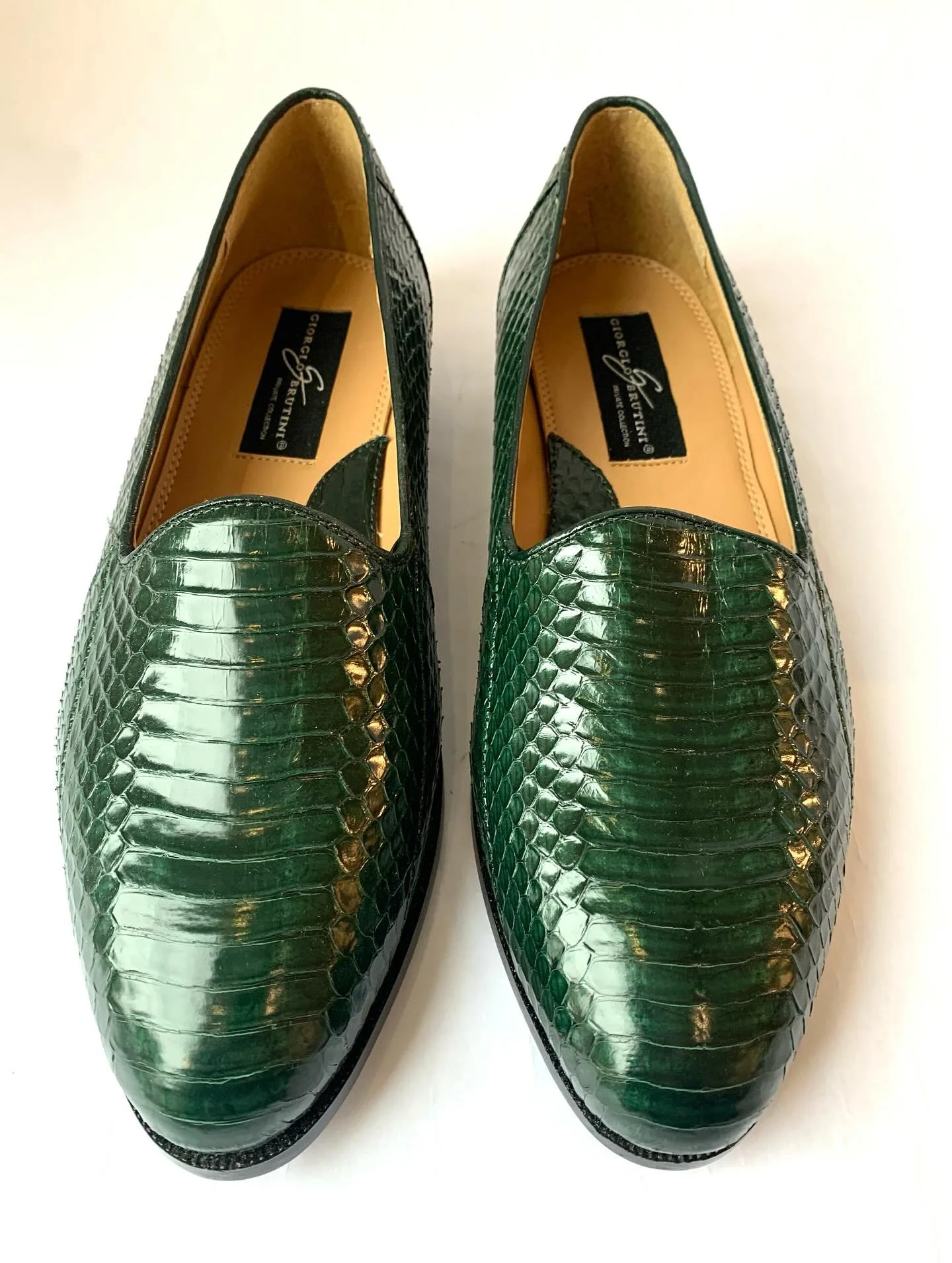 Giorgio Brutini emerald snakeskin slip ons, size 9.5.
@giorgiobrutini