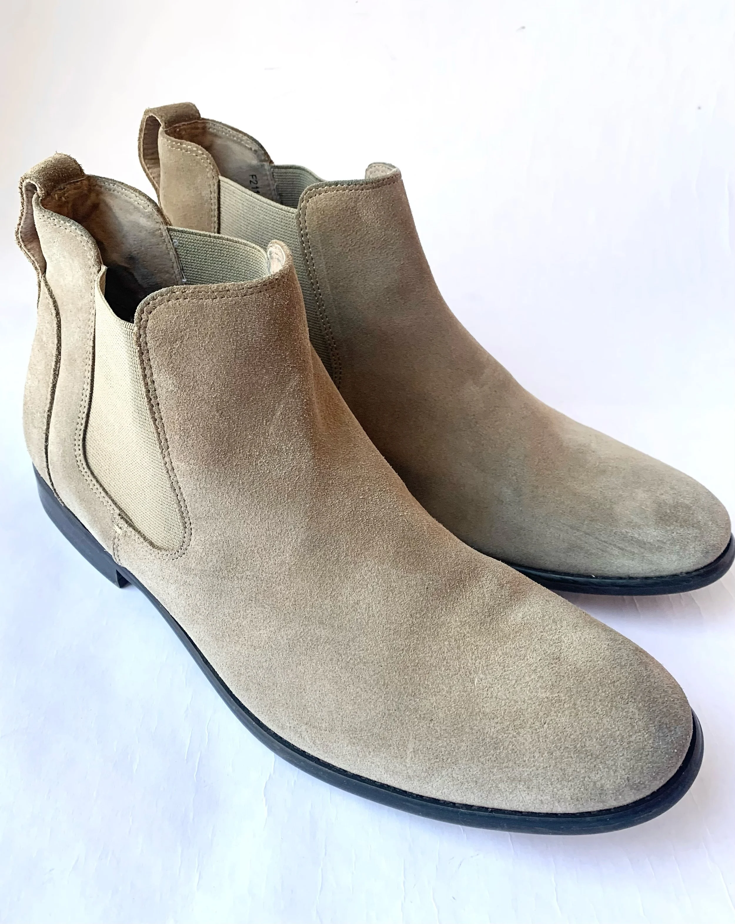 John Varvatos dove suede Chelsea boots, size 9.5.
@johnvarvatos