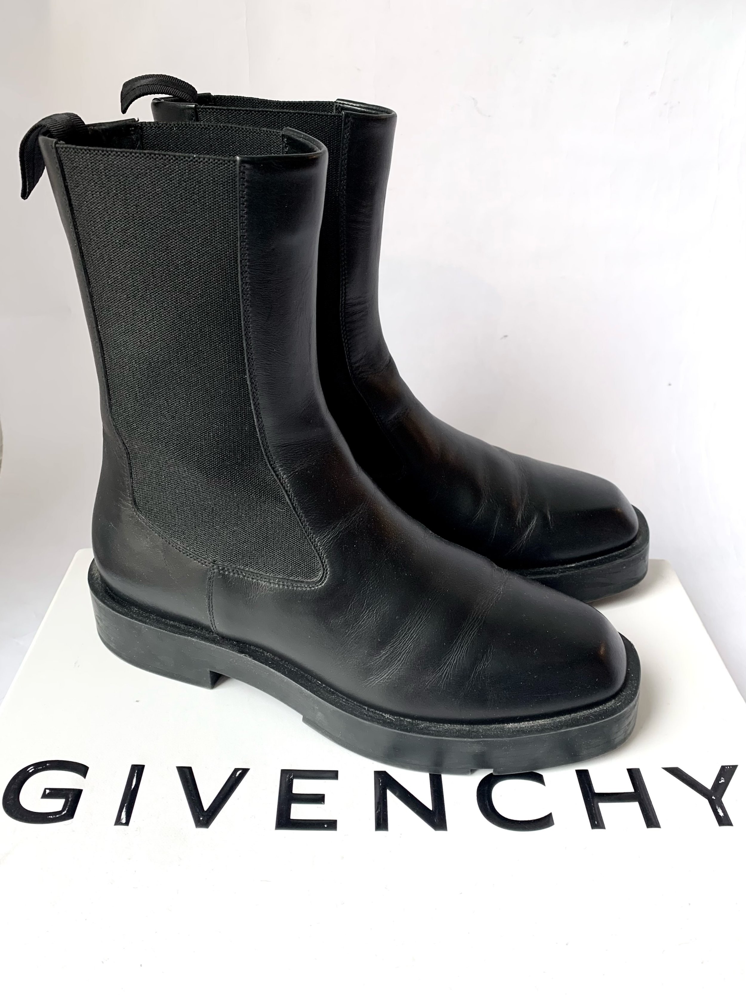 Givenchy boots, size EU40/fits like a US8.
@givenchy